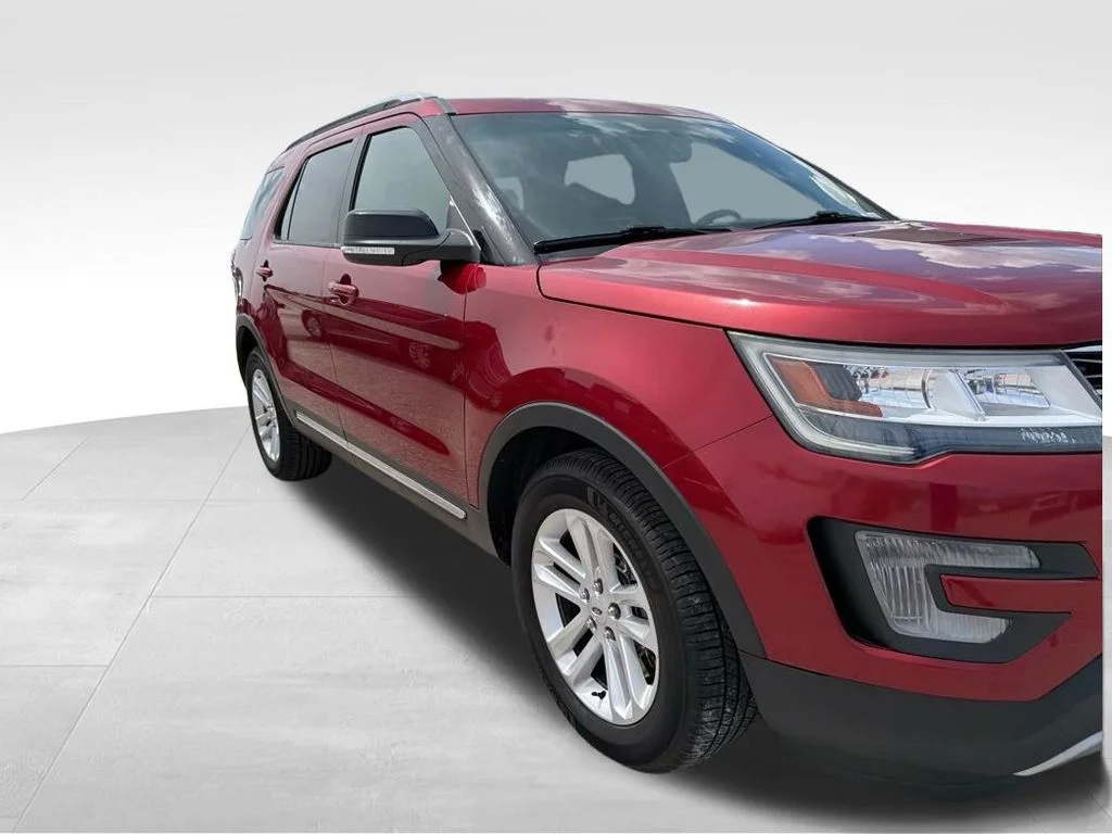 Used 2017 Ruby Red Metallic Ford XLT image 3