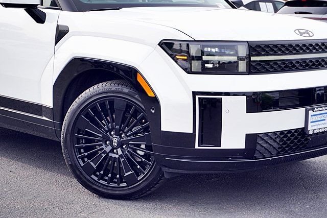 Used 2025 White Hyundai Calligraphy image 3