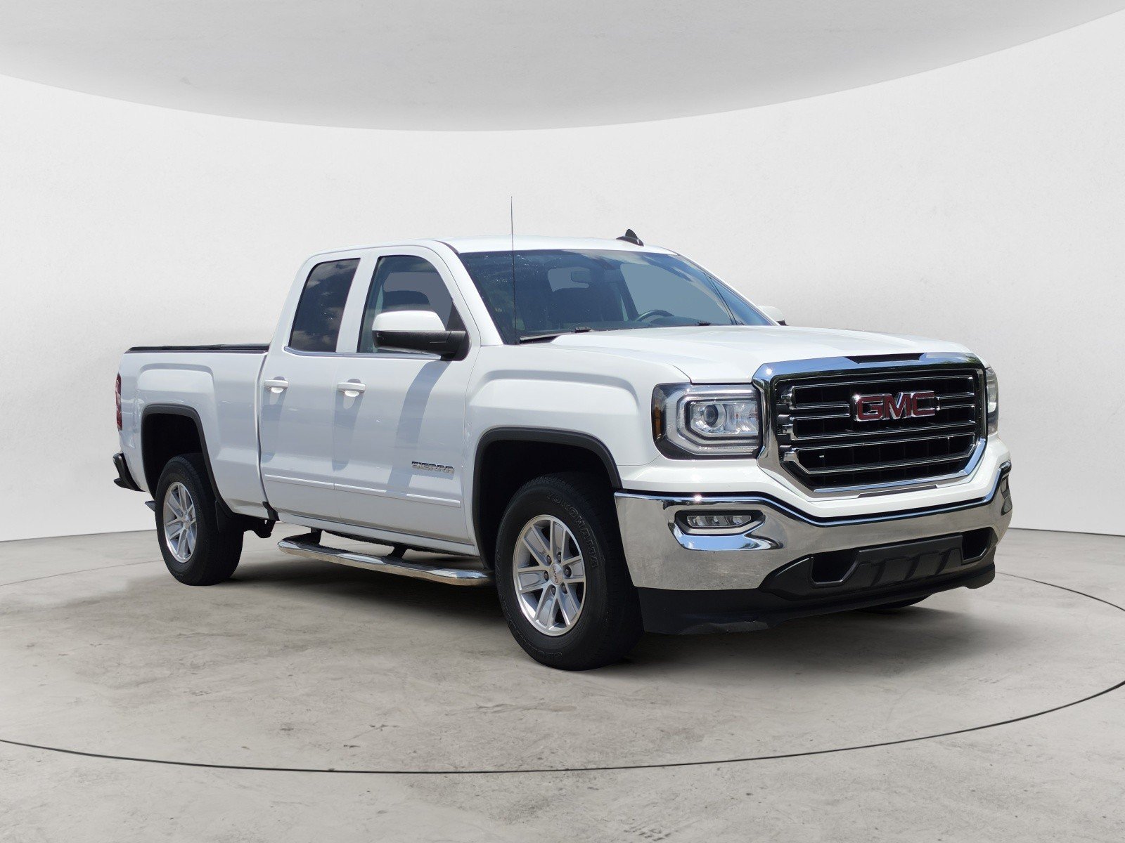 Used 2018 Summit White GMC SLE image 2