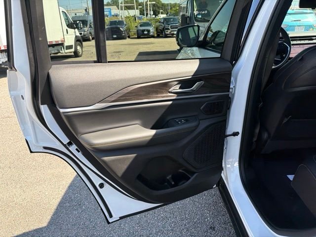 New 2026 Bright White Clear-Coat Exterior Paint Jeep  image 11