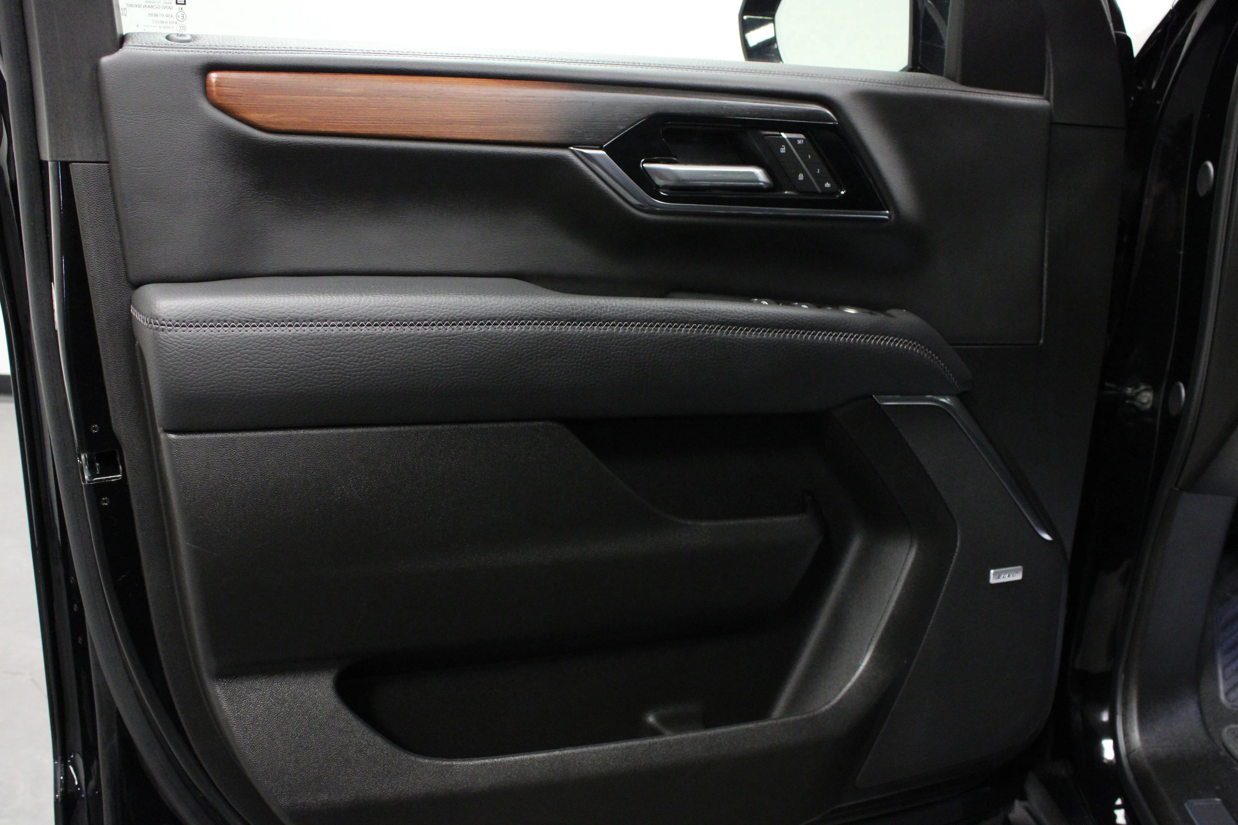 Used 2025 Onyx Black GMC Denali image 11