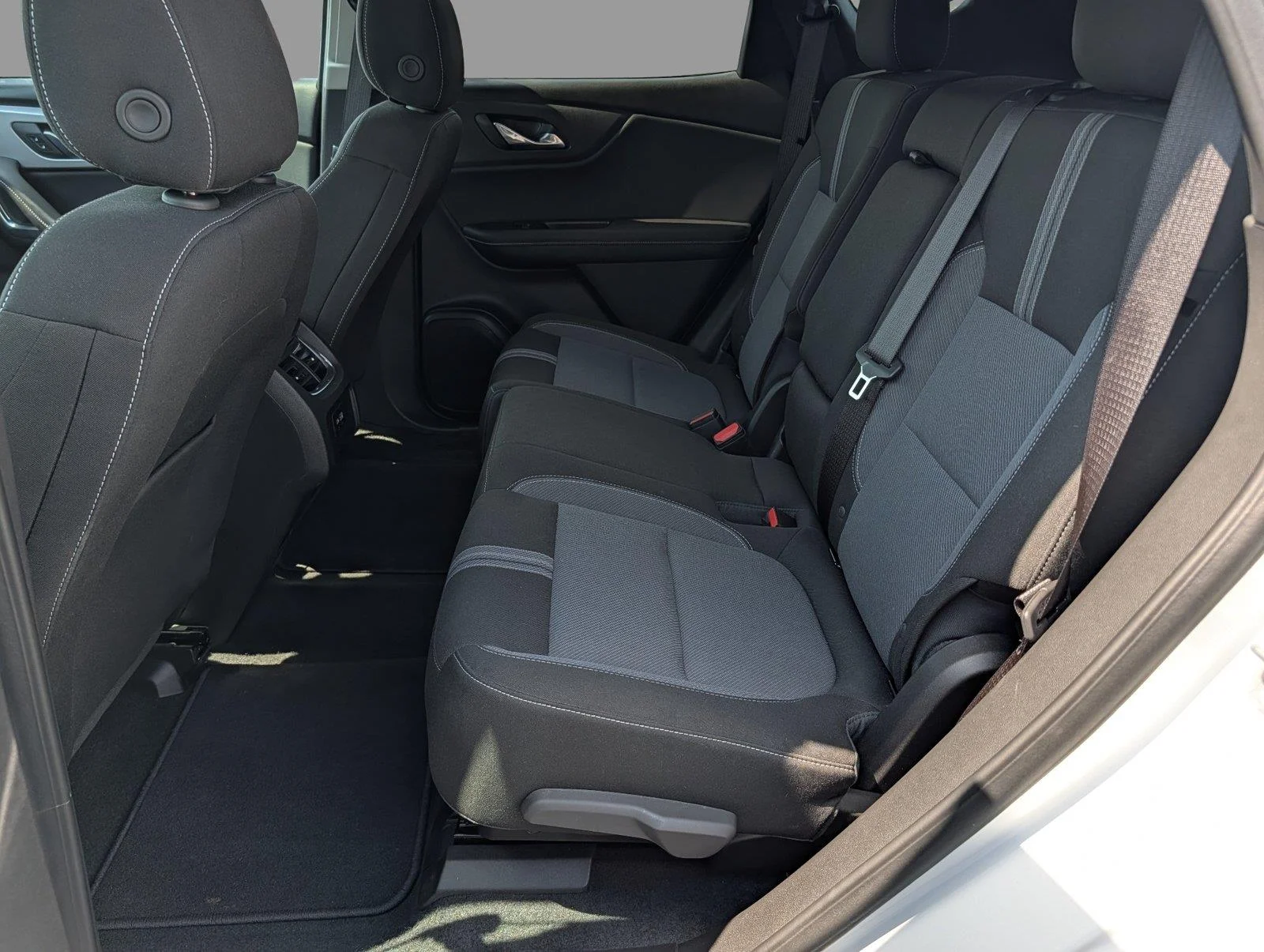 Used 2025 Summit White Chevrolet 2LT image 31