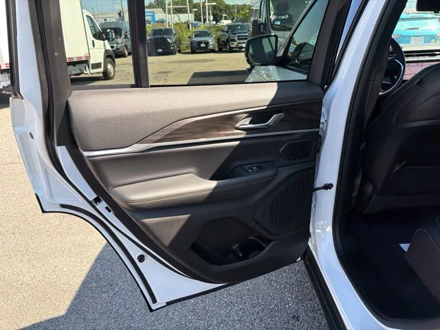 New 2026 White Jeep  image 11