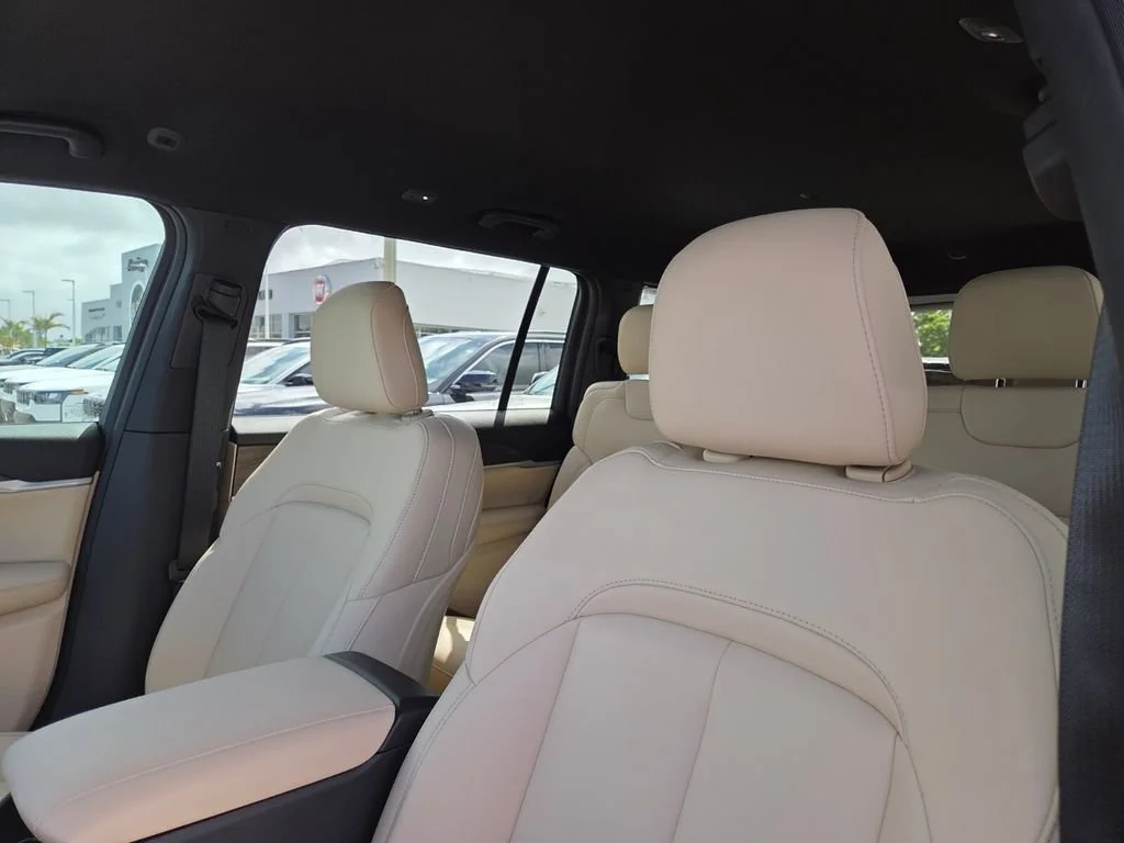 New 2026 Bright White Clear-Coat Exterior Paint Jeep Limited image 13