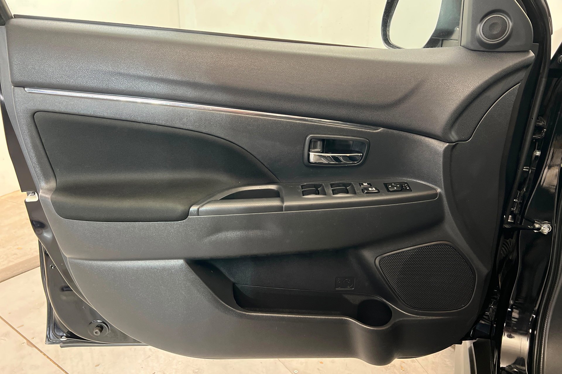 Used 2025 Silver Mitsubishi 2.0 ES image 15