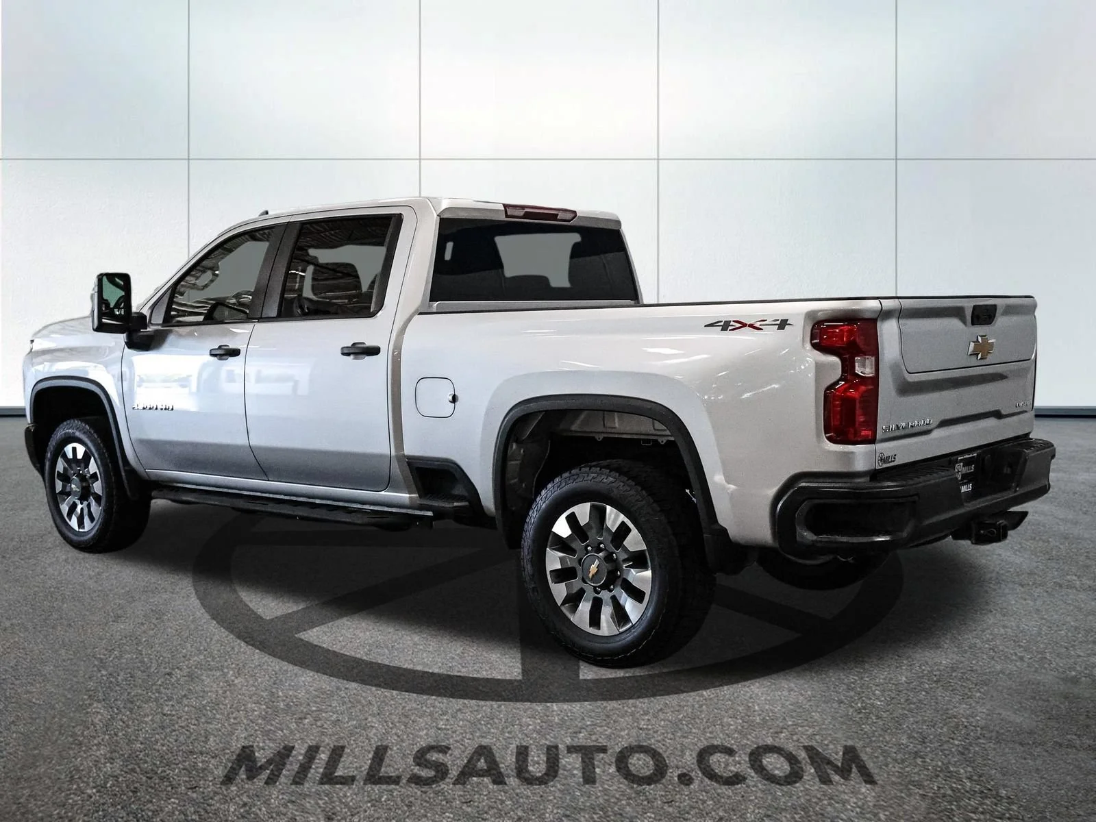 Used 2022 Silver Ice Metallic Chevrolet Custom image 5