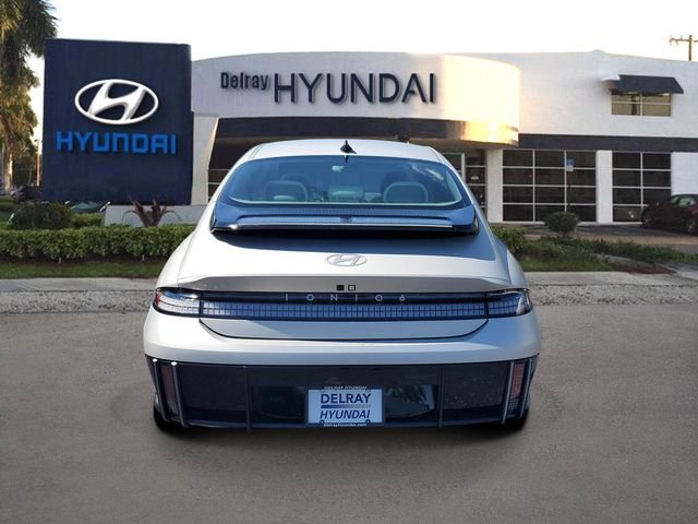 Used 2023 Gold Hyundai SEL image 5