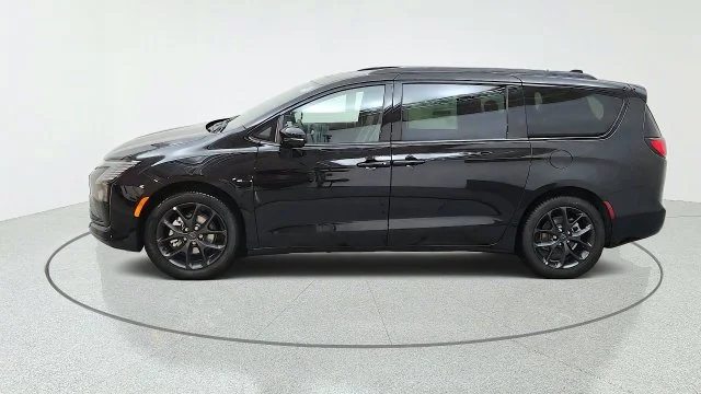 New 2027 Diamond Black Crystal Pearl-Coat Paint Chrysler Limited image 6