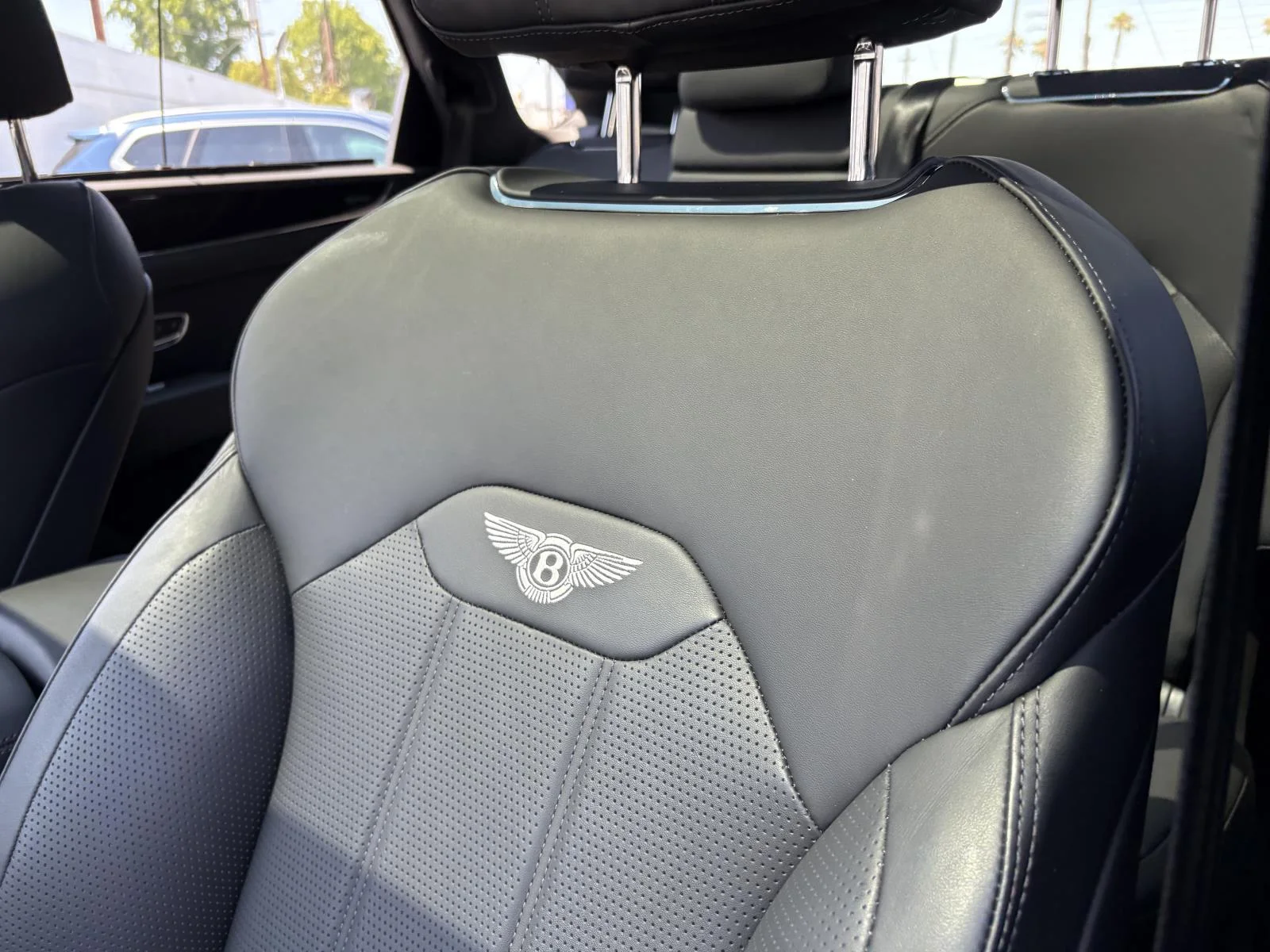2024 Bentley Bentayga - Photo 22