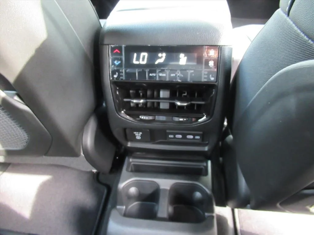 New 2026 Silver Zynith Exterior Paint Jeep Limited image 15