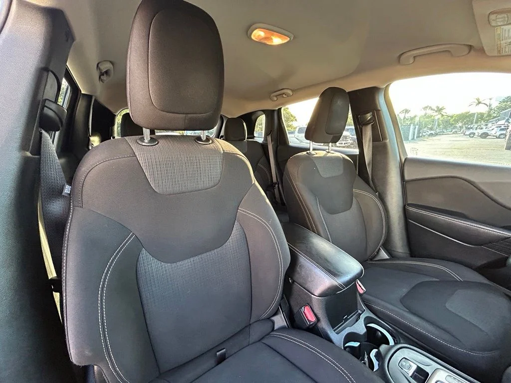 Used 2015 Brilliant Black Crystal Pearlcoat Jeep Latitude image 26