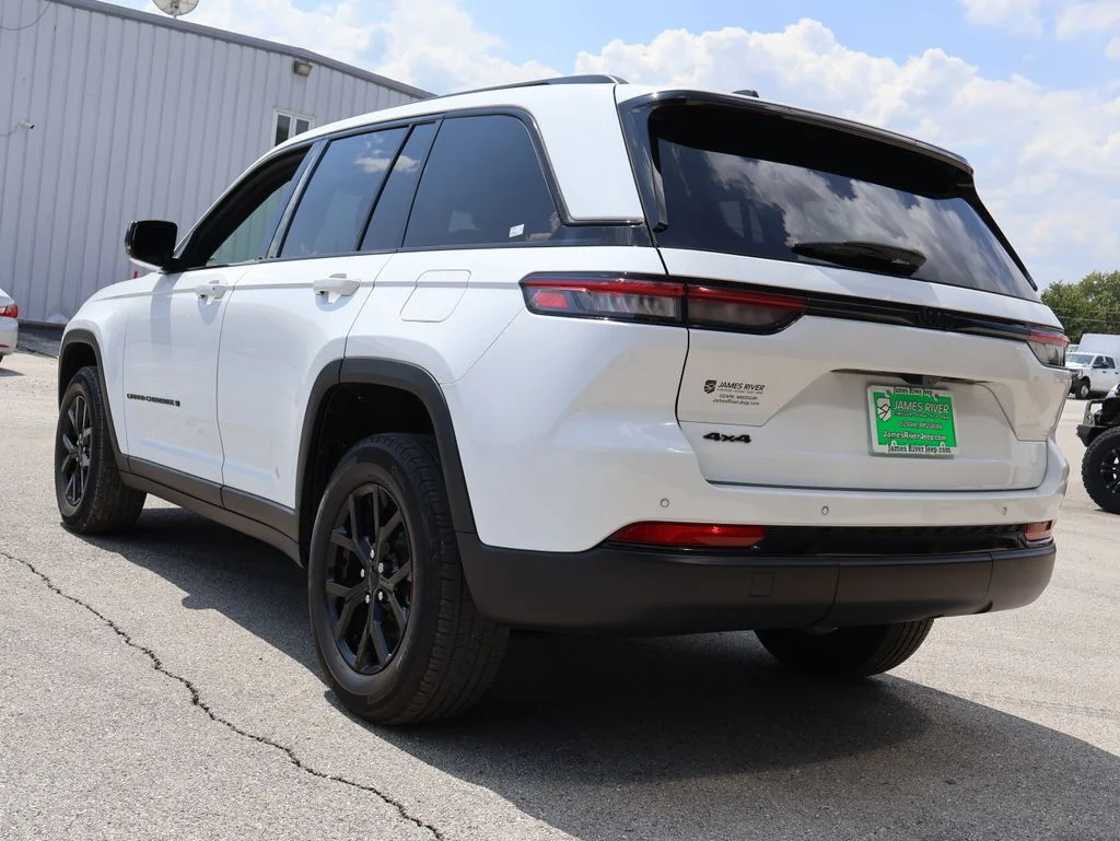Used 2024 White Jeep Altitude image 3