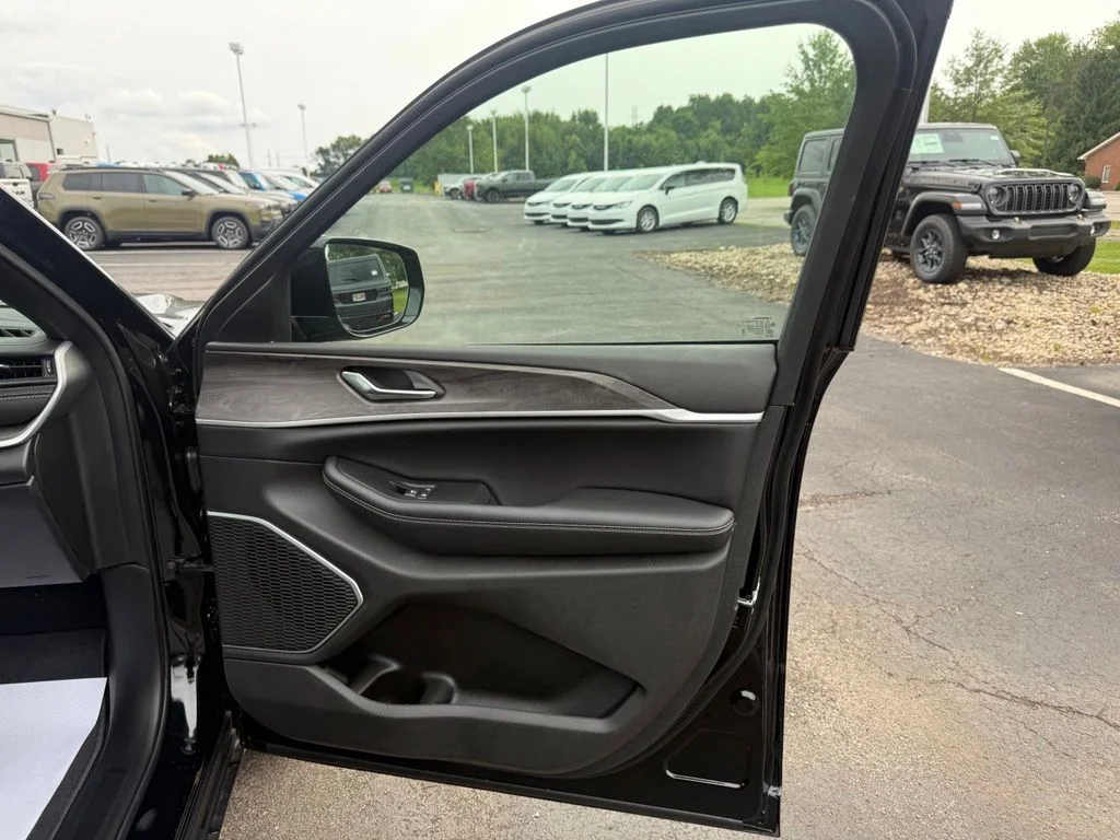 New 2026 Diamond Black Crystal Pearlcoat Jeep Limited image 52