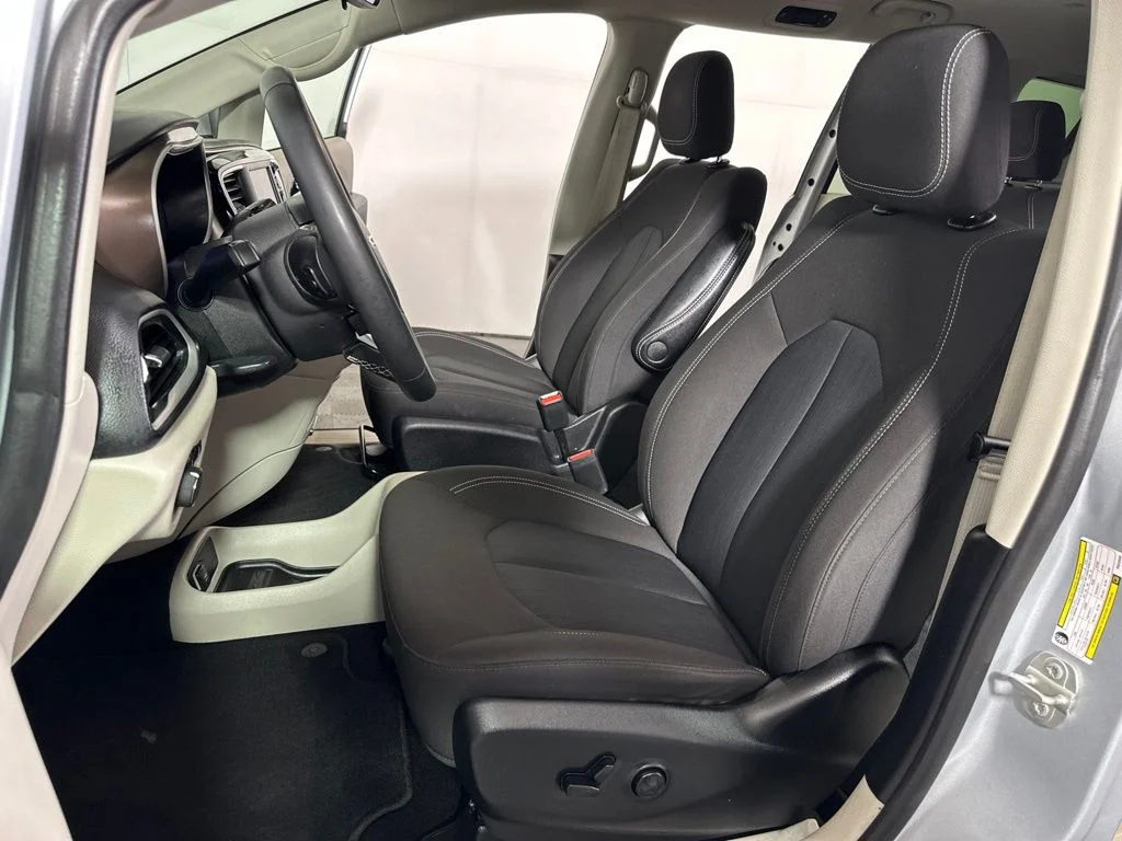 Used 2023 Silver Mist Clearcoat Chrysler LX image 10