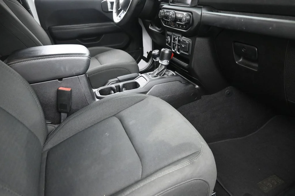 Used 2019 White Jeep Unlimited Sahara image 9