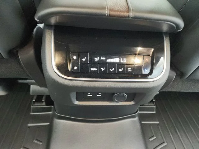 Used 2025 White Nissan Platinum Reserve image 37