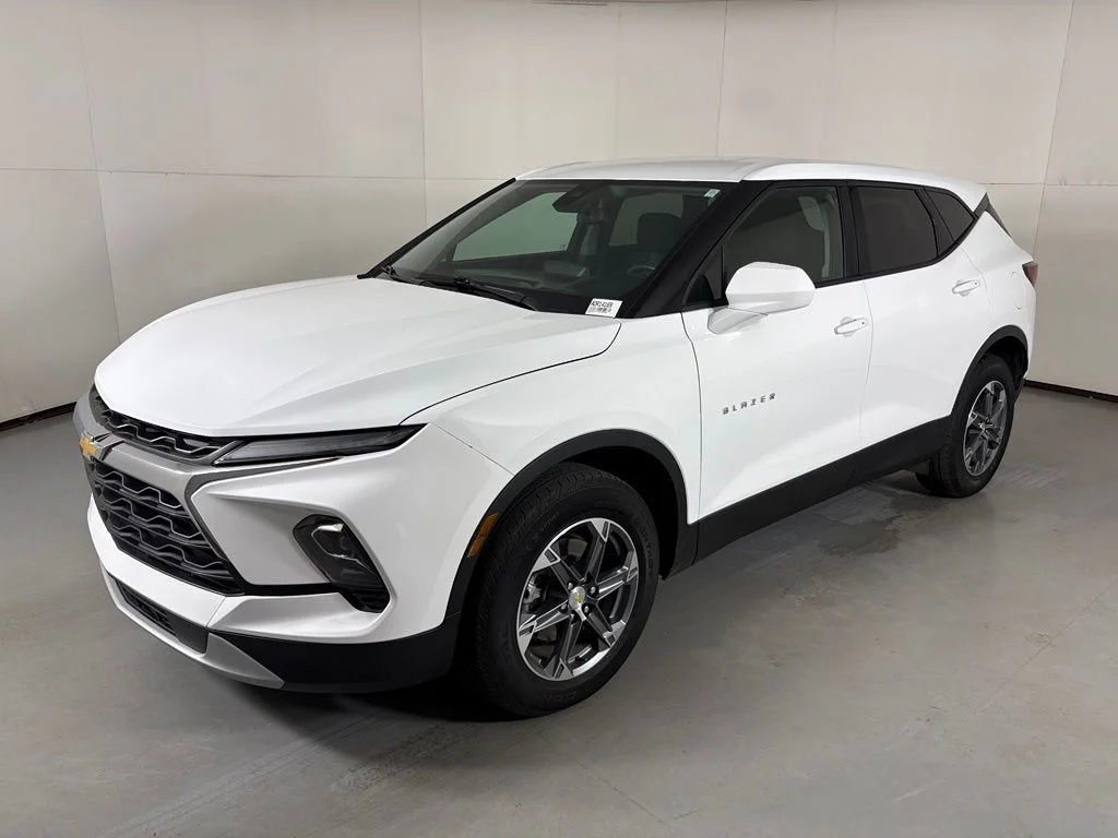 Used 2025 White Chevrolet LT image 4