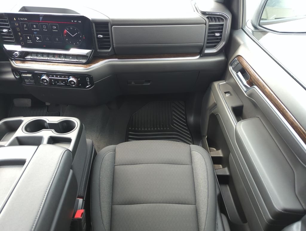 Used 2025 White GMC Elevation image 15