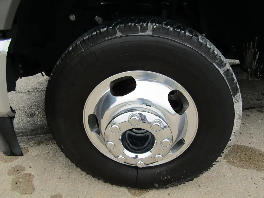 Used 2024 Gray Metallic Ford Lariat image 27