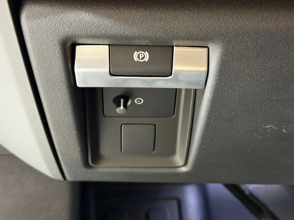 New 2026 Fuji White Land Rover X-Dynamic SE image 10