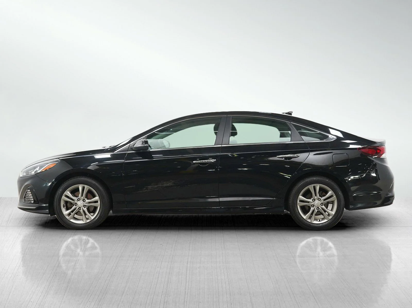 Used 2019 Hyundai Sonata SEL with VIN 5NPE34AF3KH754782 for sale in Burnsville, Minnesota