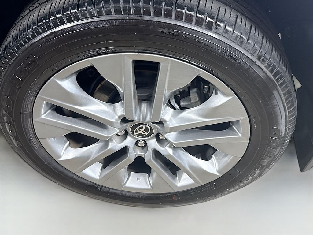 Used 2024 Silver Sky Metallic Toyota XLE Premium image 31