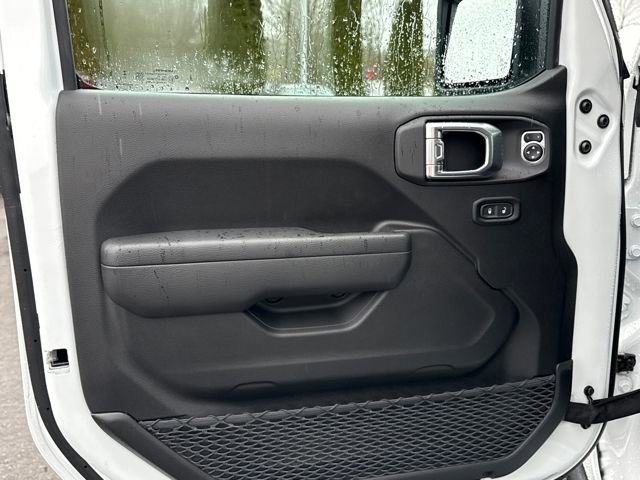 New 2026 Bright White Clear-Coat Exterior Paint Jeep Mojave image 16