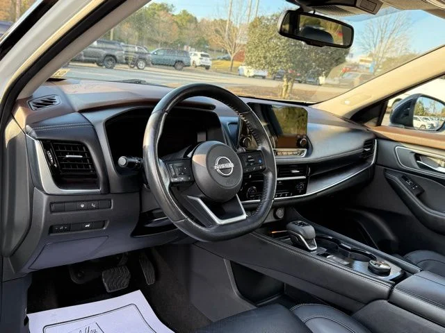 Used 2022 White Nissan Platinum image 16
