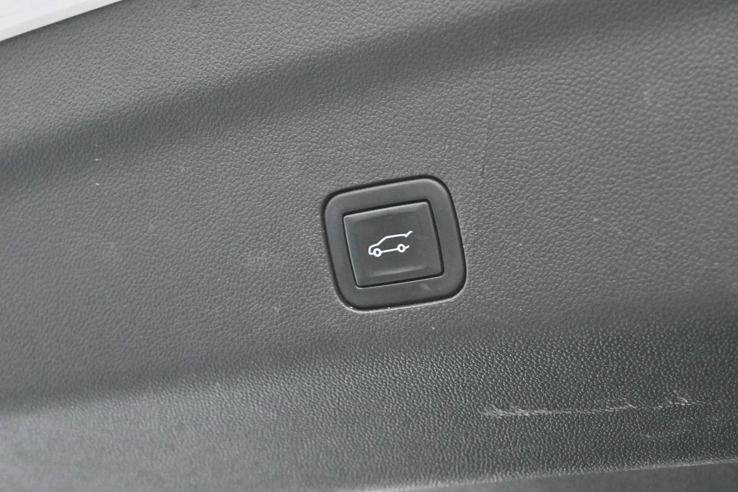 Used 2023 Iridescent Pearl Tricoat Chevrolet Premier image 11