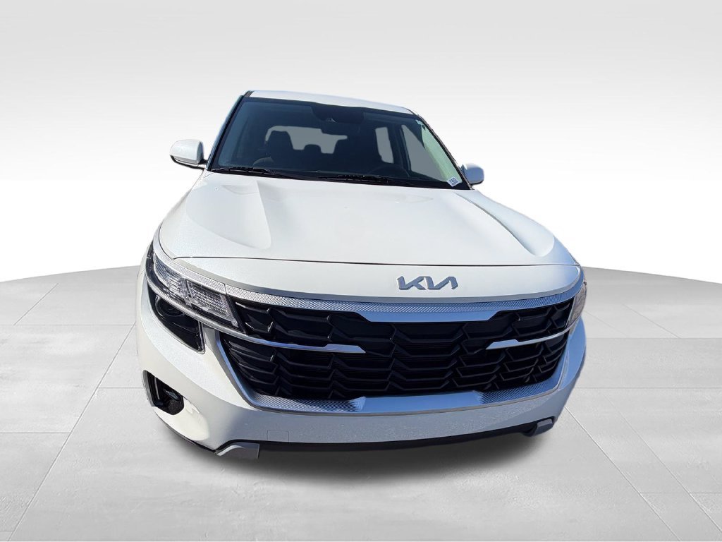 Used 2024 White Kia LX image 9