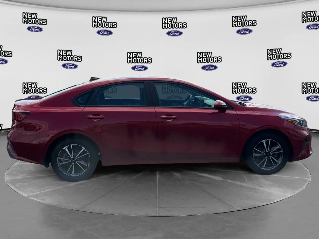 Used 2023 Currant Red Kia LXS image 7