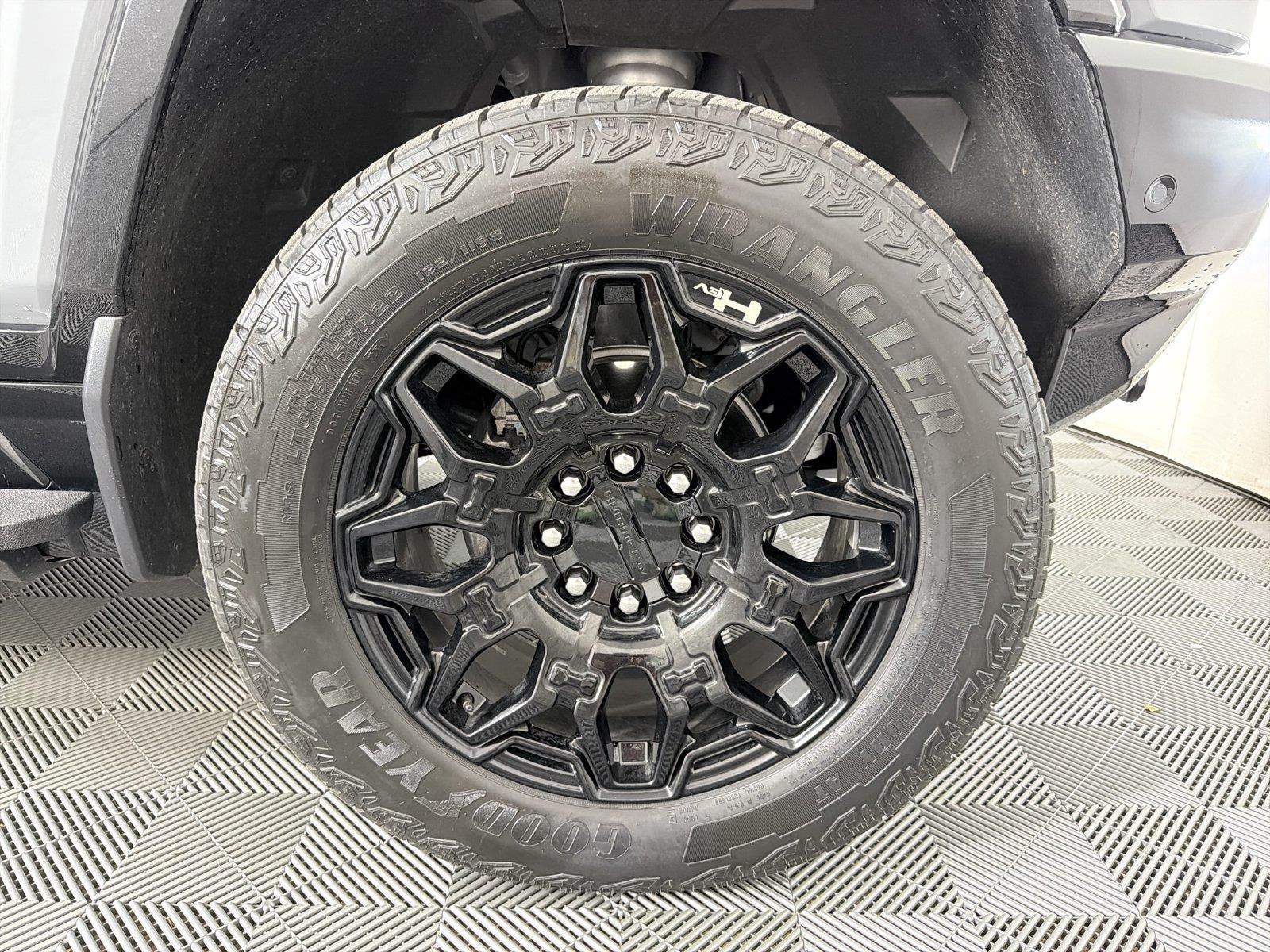 Used 2025 Meteorite Metallic (Grey) GMC 2X image 10