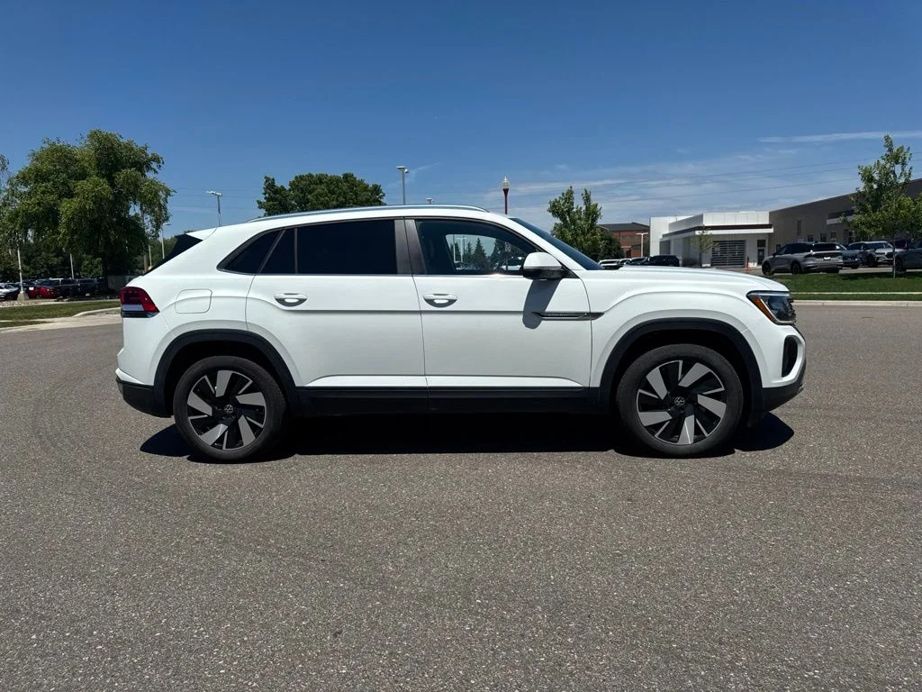 Used 2025 White Volkswagen 2.0T SE w/Technology image 4