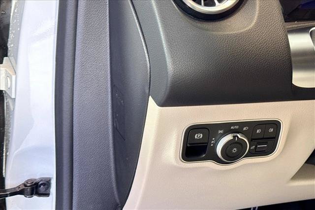 New 2026 Polar White Mercedes-Benz GLB 250 image 40