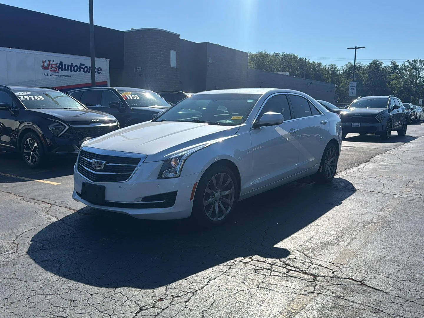 Used 2018 Crystal White Tricoat Cadillac Luxury AWD image 3