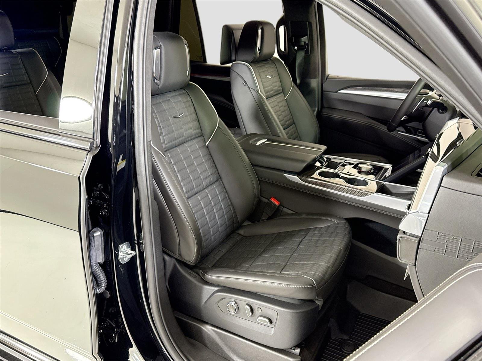 Used 2026 Black Raven Cadillac AWD V-Series | ONYX Pkg | Heated/Vented Seats image 34