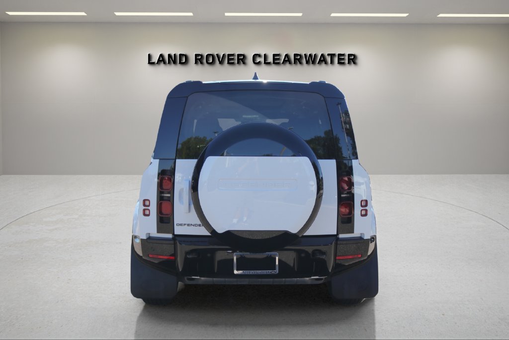 Used 2025 White Land Rover X-Dynamic SE image 4
