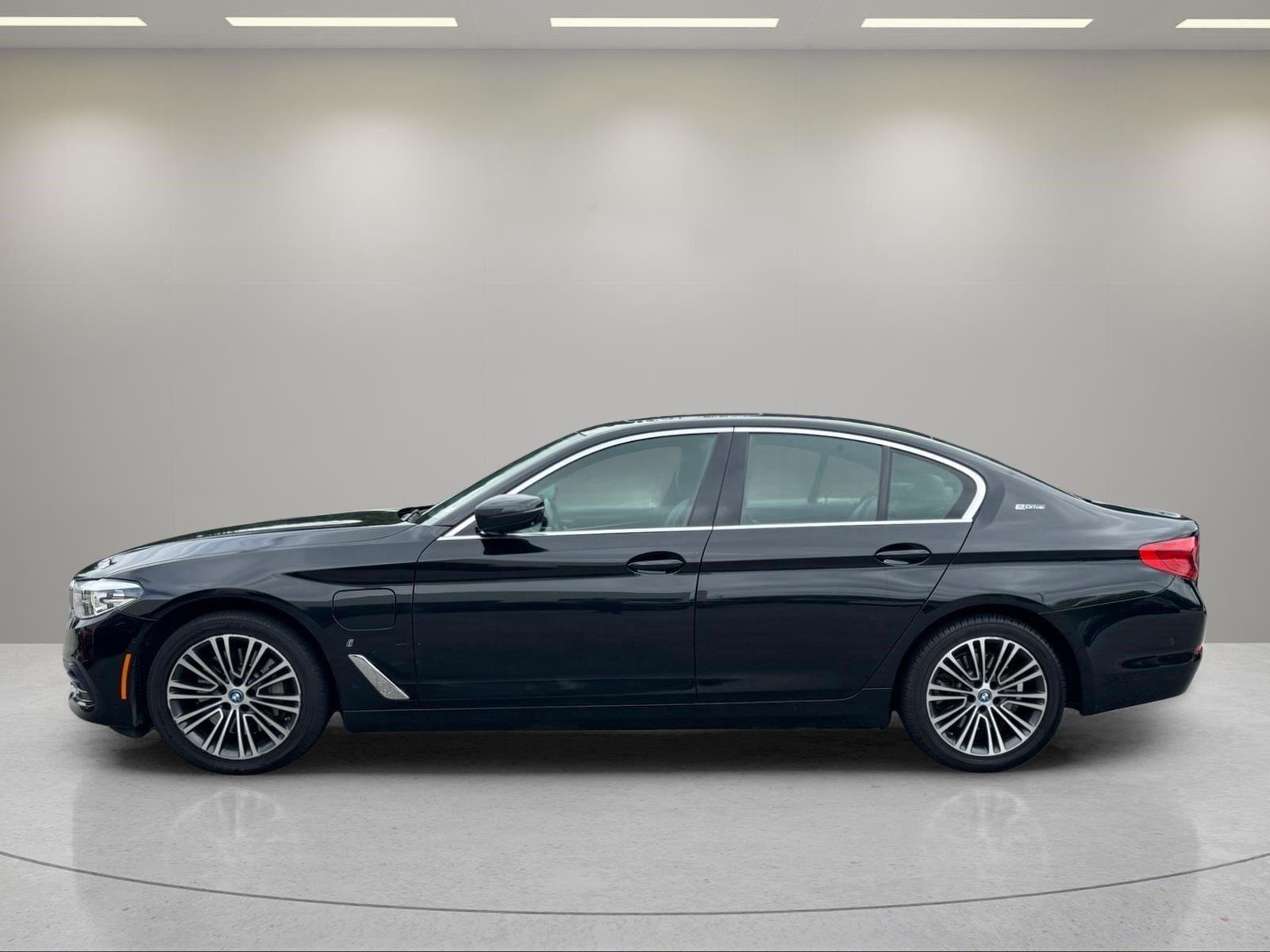 Used 2019 Black Sapphire Metallic BMW 530e iPerformance image 2