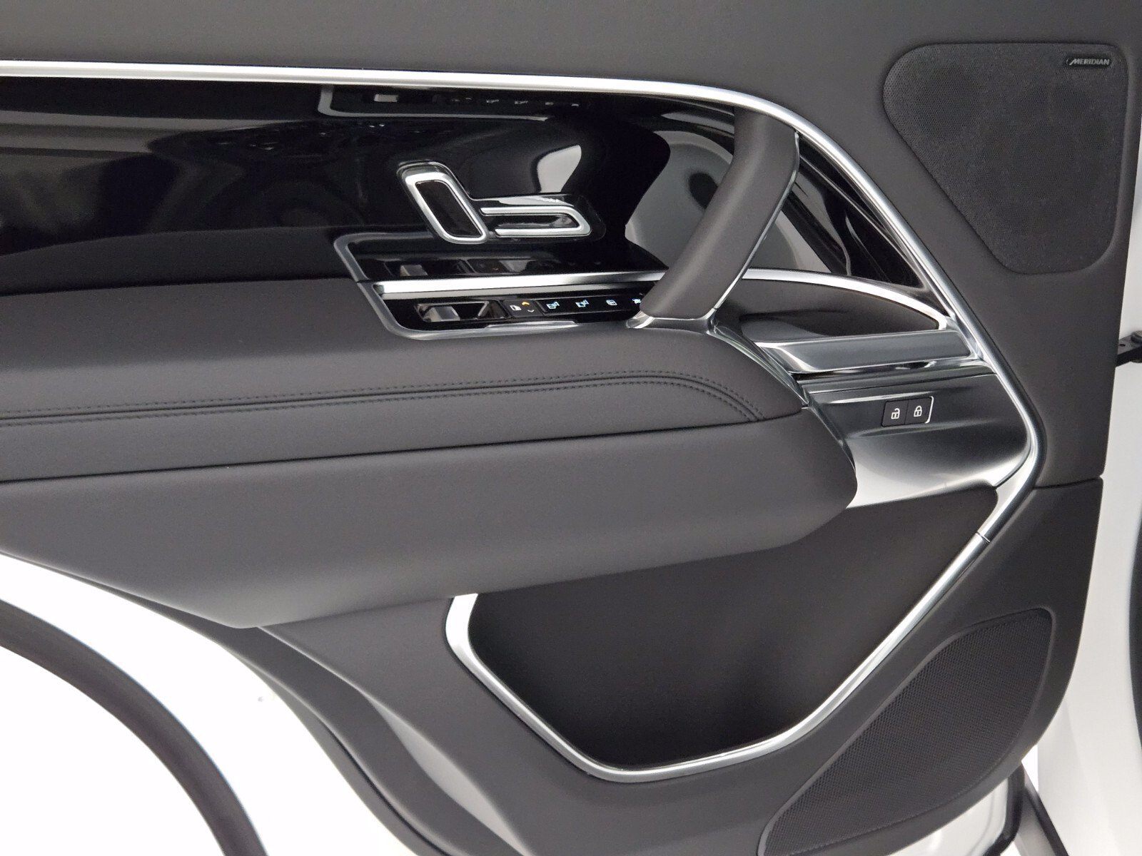New 2026 Icy White Satin Land Rover SE image 21