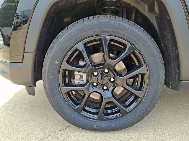 Used 2022 Black Jeep Latitude image 28