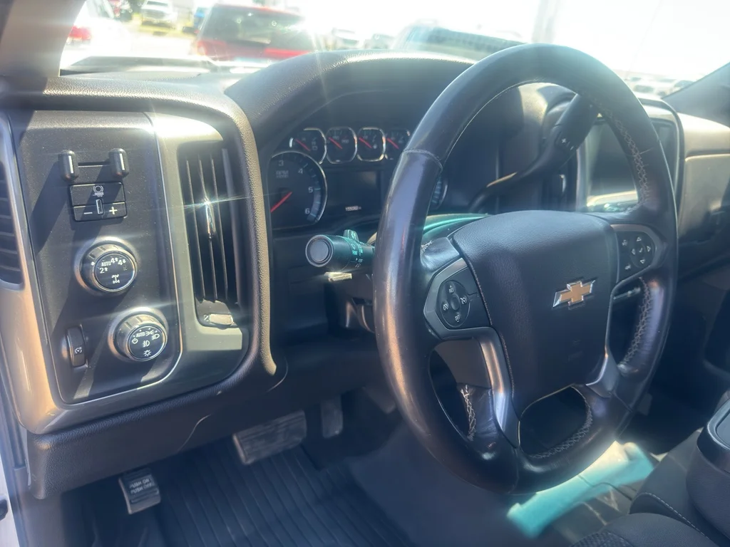 Used 2018 SUMMIT WHITE Chevrolet LT image 20