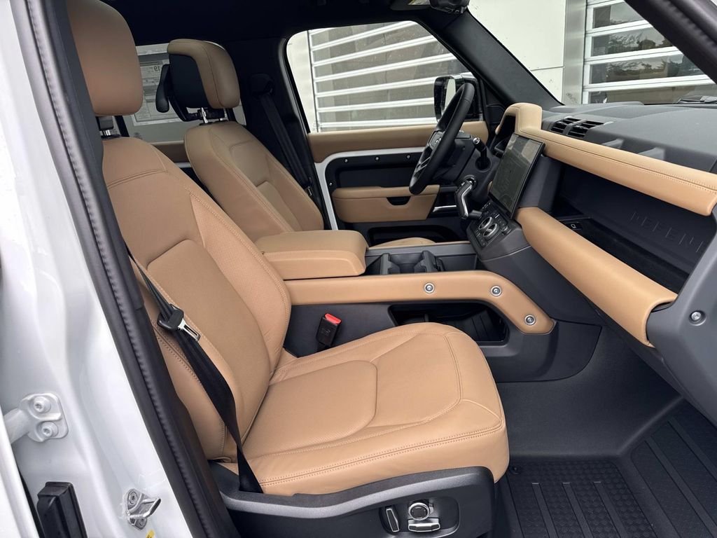 New 2026 Fuji White Land Rover S image 9