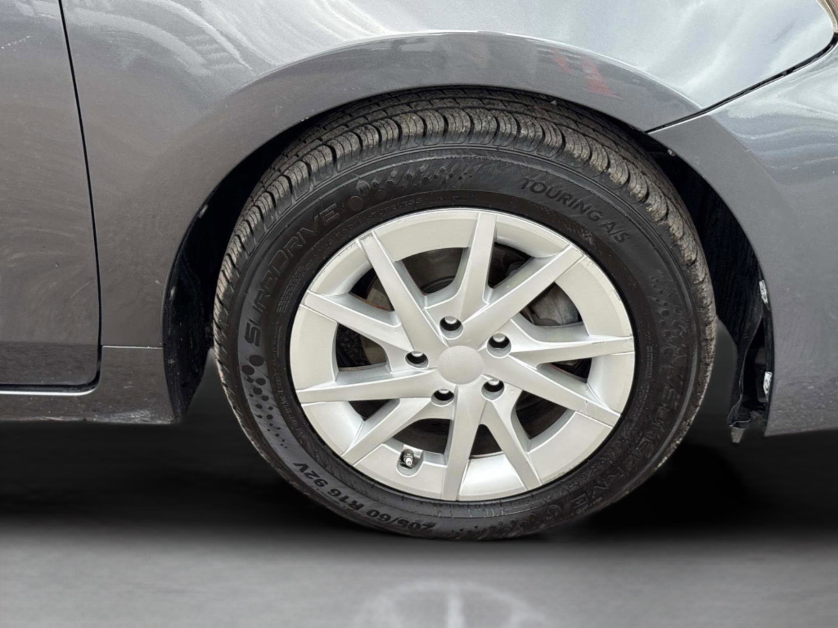 2016 Toyota Prius v Five - Photo 9