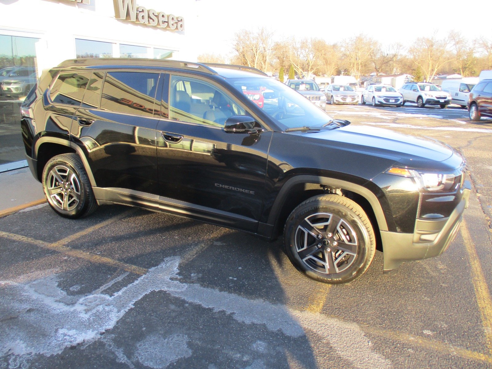 New 2026 Diamond Black Crystal Pearl-Coat Exterior Paint Jeep Limited image 6