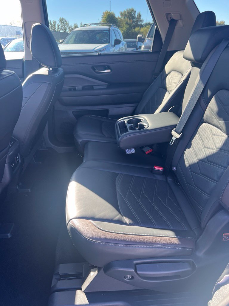 Used 2025 White Pearl Nissan Platinum image 10