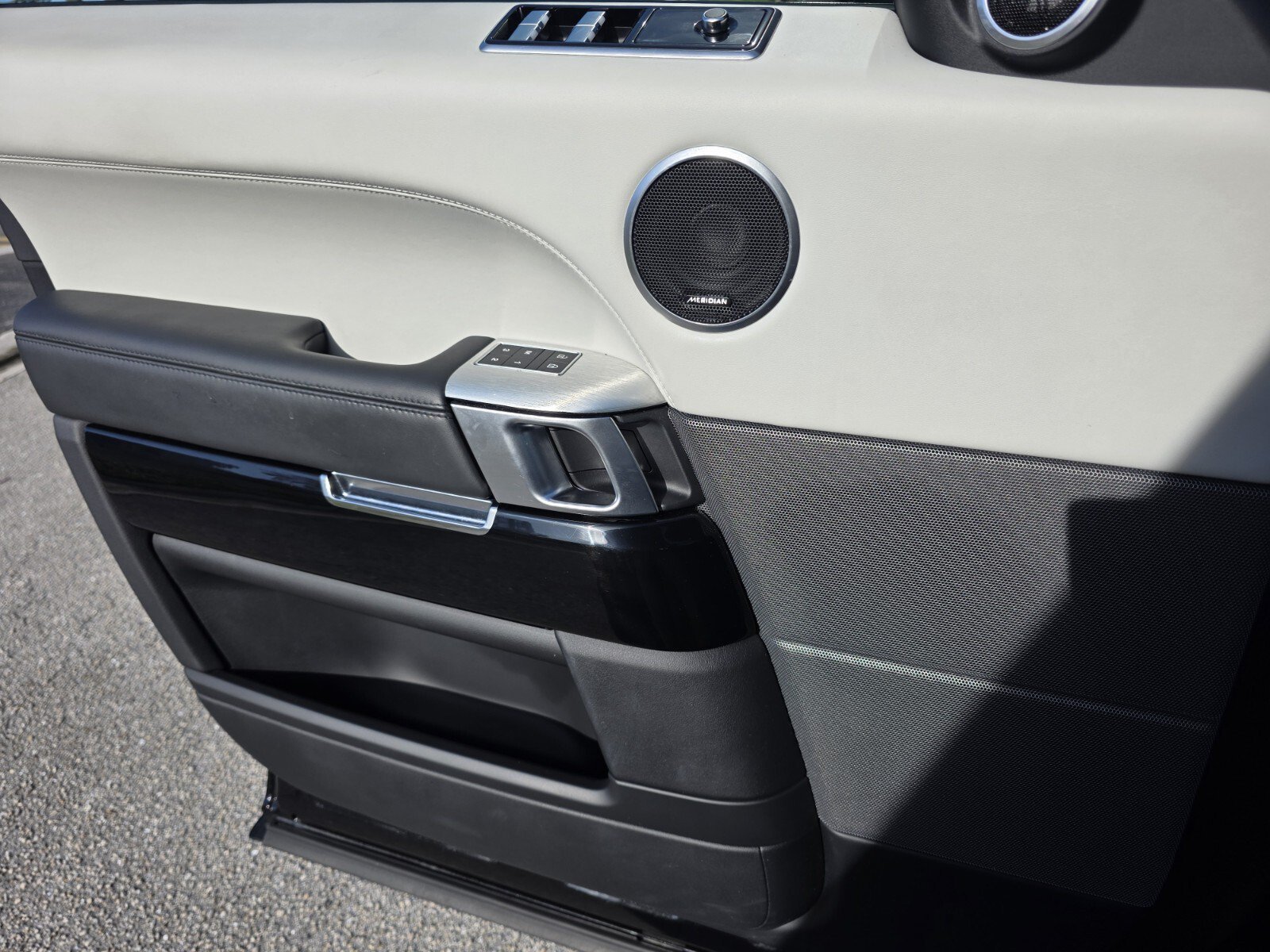 Used 2021 Santorini Black Metallic Land Rover SVR image 23