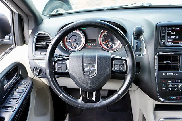 Used 2018 White Dodge SXT image 19