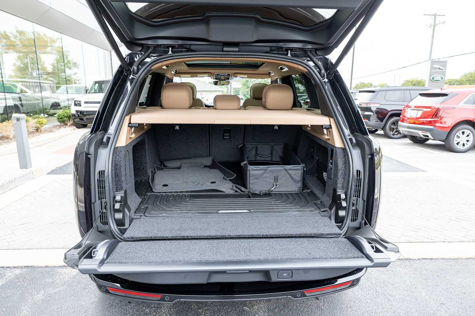 New 2027 Santorini Black Land Rover SE image 34
