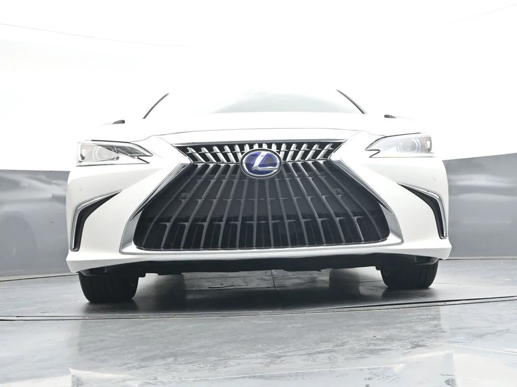 Used 2022 White Lexus 300h image 43