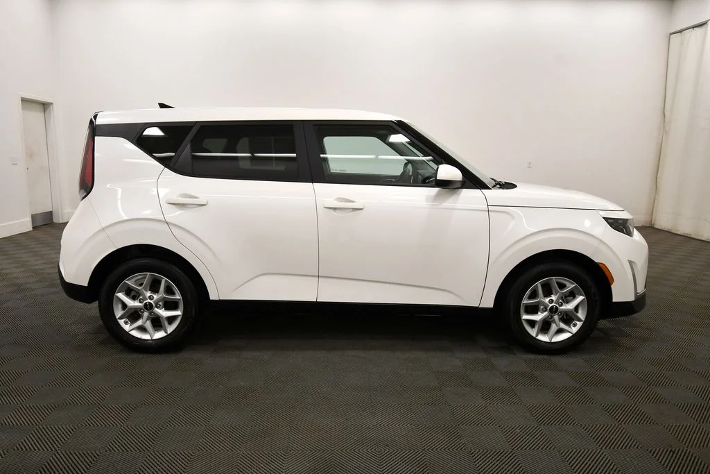 Certified Used 2025  Kia LX image 9